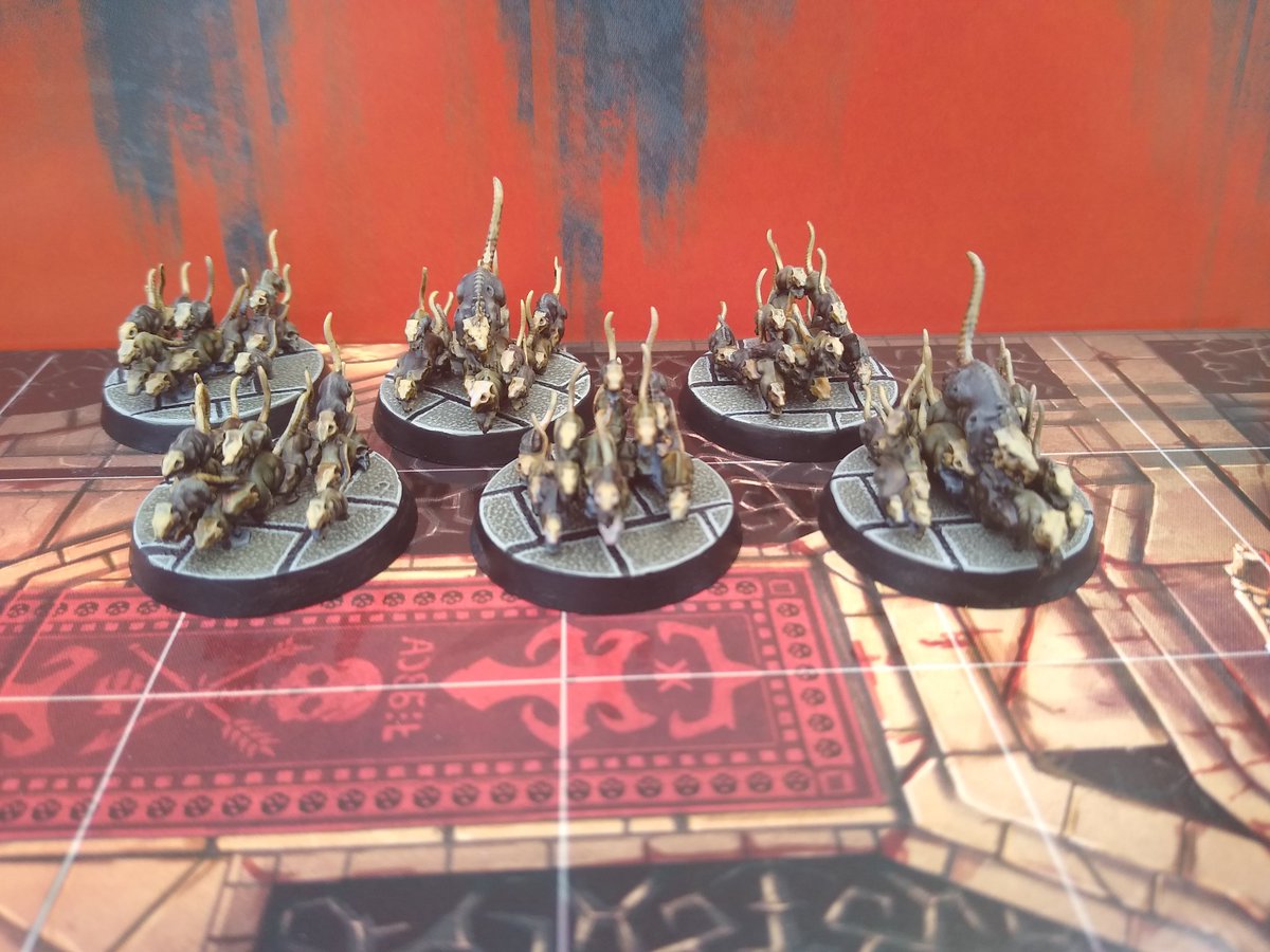 I hate painting swarms. Dear GW, please stop it. But they're done.