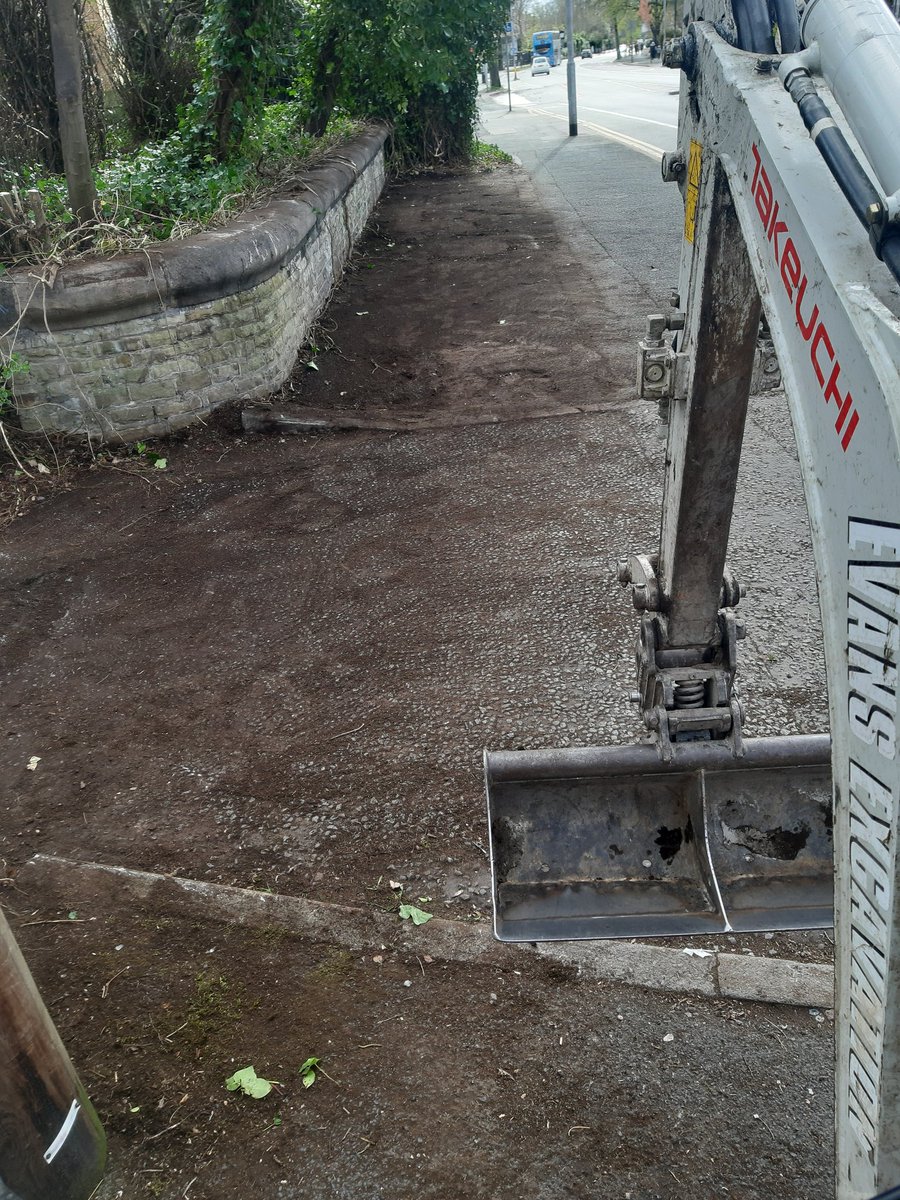 EvansExcavation's tweet photo. Wall and pavement cleared of Ivy in Fallowfield #thediggerlady #diglikeagirl #girlboss #smallbusiness #FemaleEntrepreneur #workingmummy #evansexcavation #womeninconstruction #womensupportingwomen #earthmovers #tb210r #microdiggers #gardeninspiration 👍👷‍♀️😁 https://t.co/BSAtoAvODO