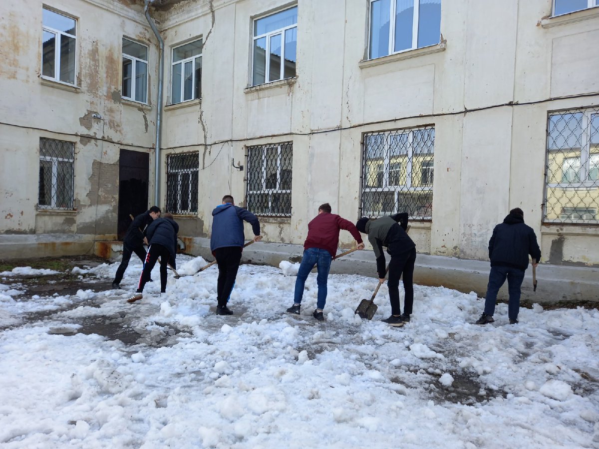 school129samara's tweet photo. Сегодня в нашей школе состоялся субботник, ученики и работники школы ворошили снег💪👍❄☀⭐ https://t.co/v82edYvp1B