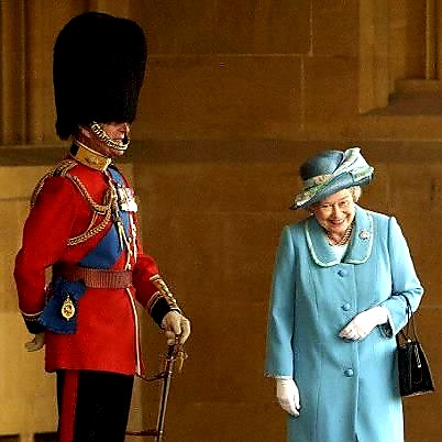 Does anyone know the story behind this picture? I read that #PrincePhilip was playing a joke on the Queen by dressing as one of her regular sentries — and this was the moment she realised