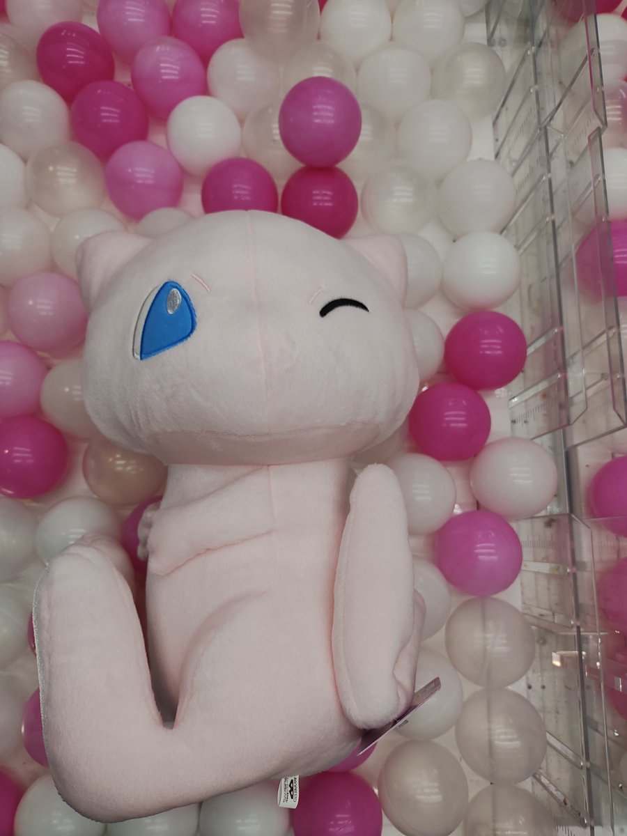 ポケットモンスターしっぽみてみて めちゃでかミュウぬいぐるみ入荷いたしましたー ミュウはどれも可愛くて当たりしかないです 21 04 10 福知山市のゲームセンター あそviva福知山店