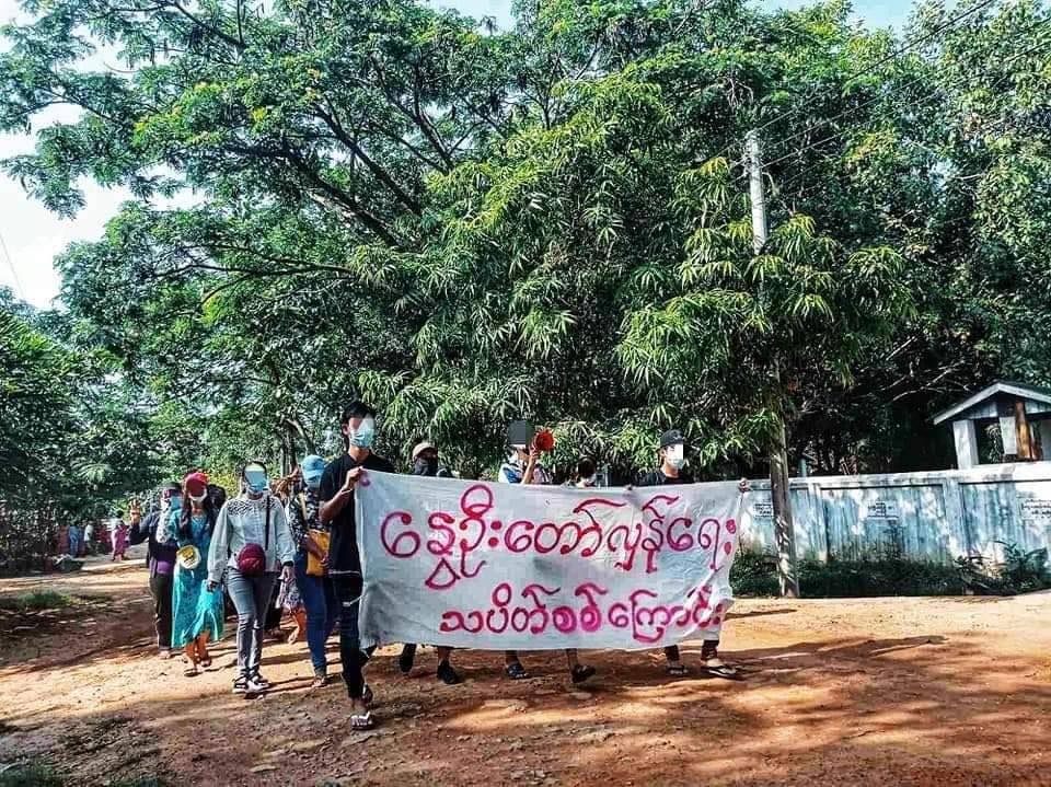 A day after the coup regime stormed and killed more than 60 people at a key protest stronghold in eastern Bago, residents continued to hold anti-coup rallies in western Bago. Here is our story about yesterday’s violence - myanmar-now.org/en/news/large-…  #WhatsHappenigInMyanmar