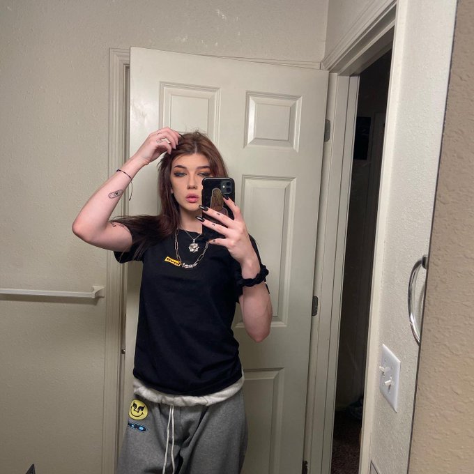 Crying cause it&rsquo;s her type https://t.co/m8vMkO4KGT<a href="/tag/newprofilepic"class="tags"><span>#newprofilepic</span></a>