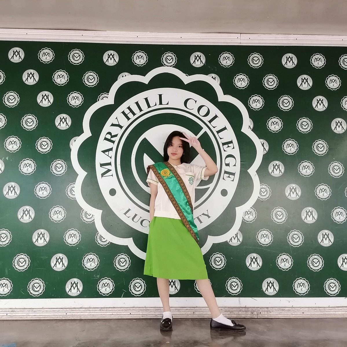 tzuproperty's tweet photo. I gratuated highschool😗✌️

#osd #onceselcaday https://t.co/1PZl9inXzT