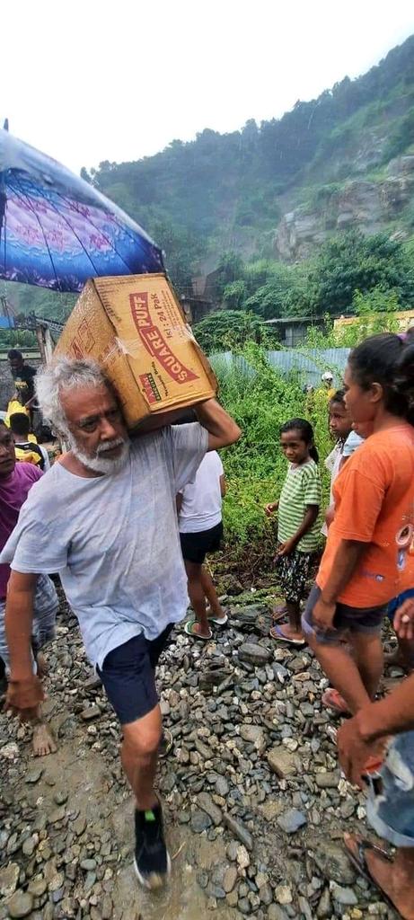 Timles8's tweet image. Beloved leader in East Timor💪🙌
The picture has taken when he was help the flood victim🙏