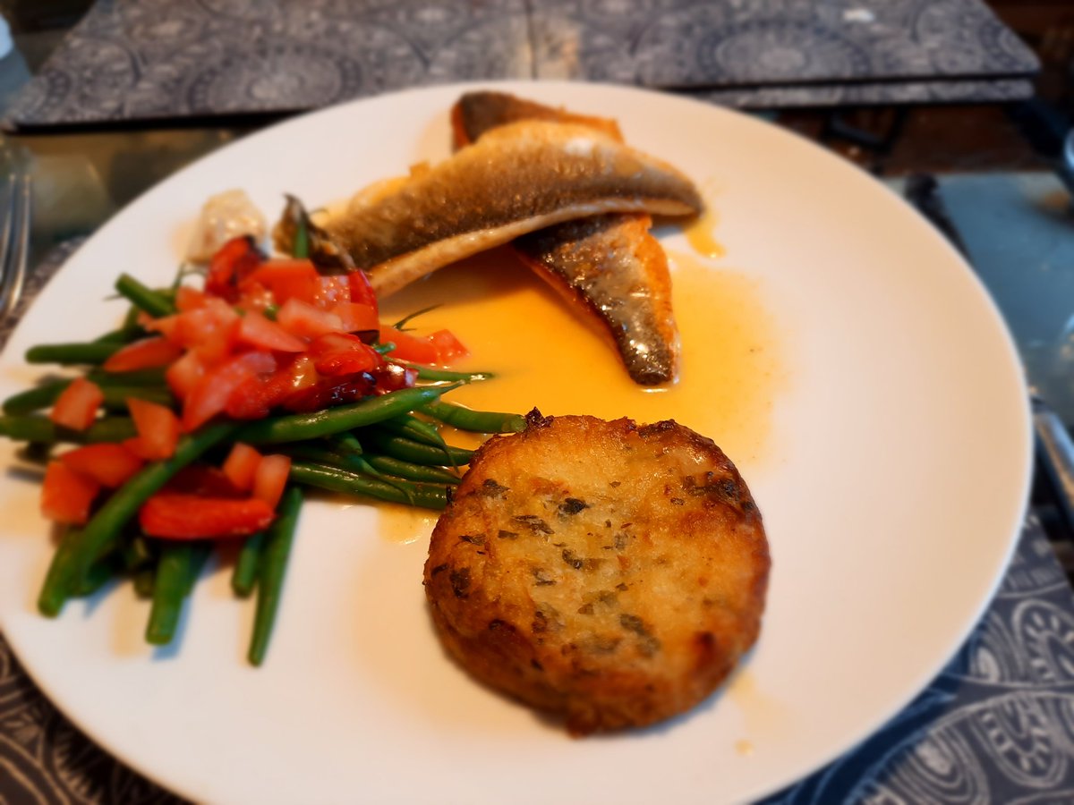 Delicious! Pan-fried seabass, bubble and squeak cakes, beans with tomatoes and peppers, hollandaise sauce. Thanks to <a href="/eliasfish1/">Elias Fish</a>. Restaurant style meal at home <a href="/abarnes156/">Andrew Barnes</a>