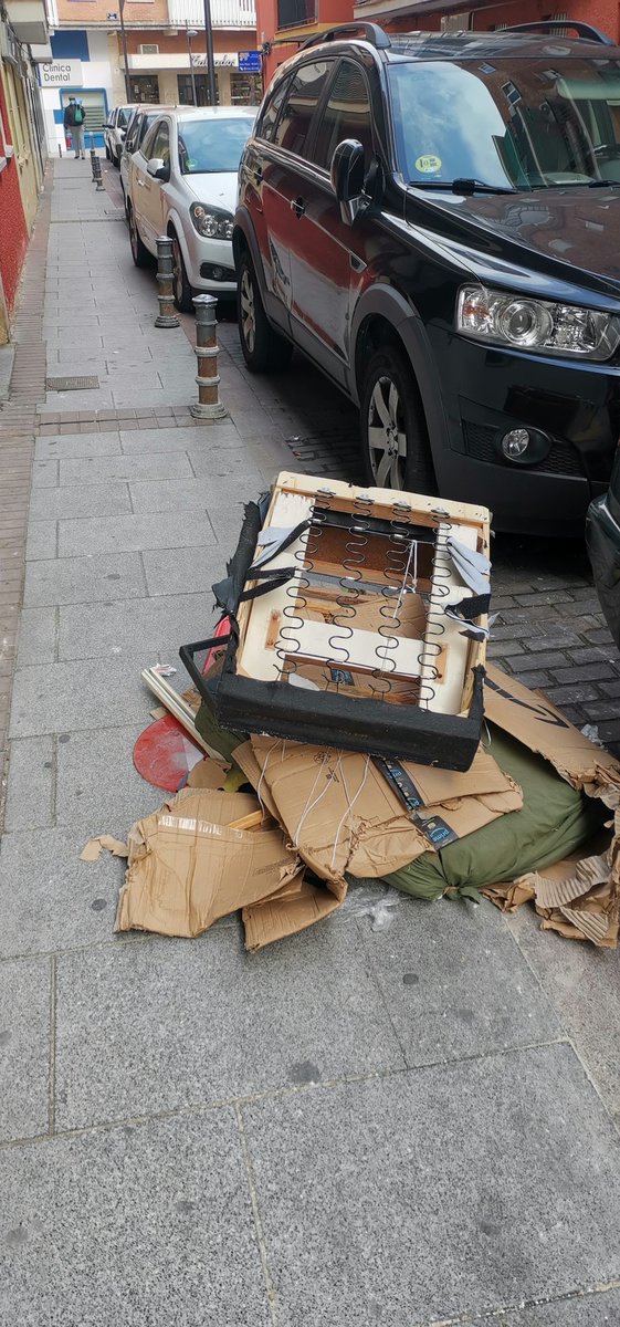 Yey0one's tweet photo. Calle Espada a la altura del número 4.
Imposible el paso con carritos ni casi andando.
#cerdada
@EsmasAlcorcon
@AytoAlcorcon @PoliciaAlcorcon https://t.co/LndN0rdptp