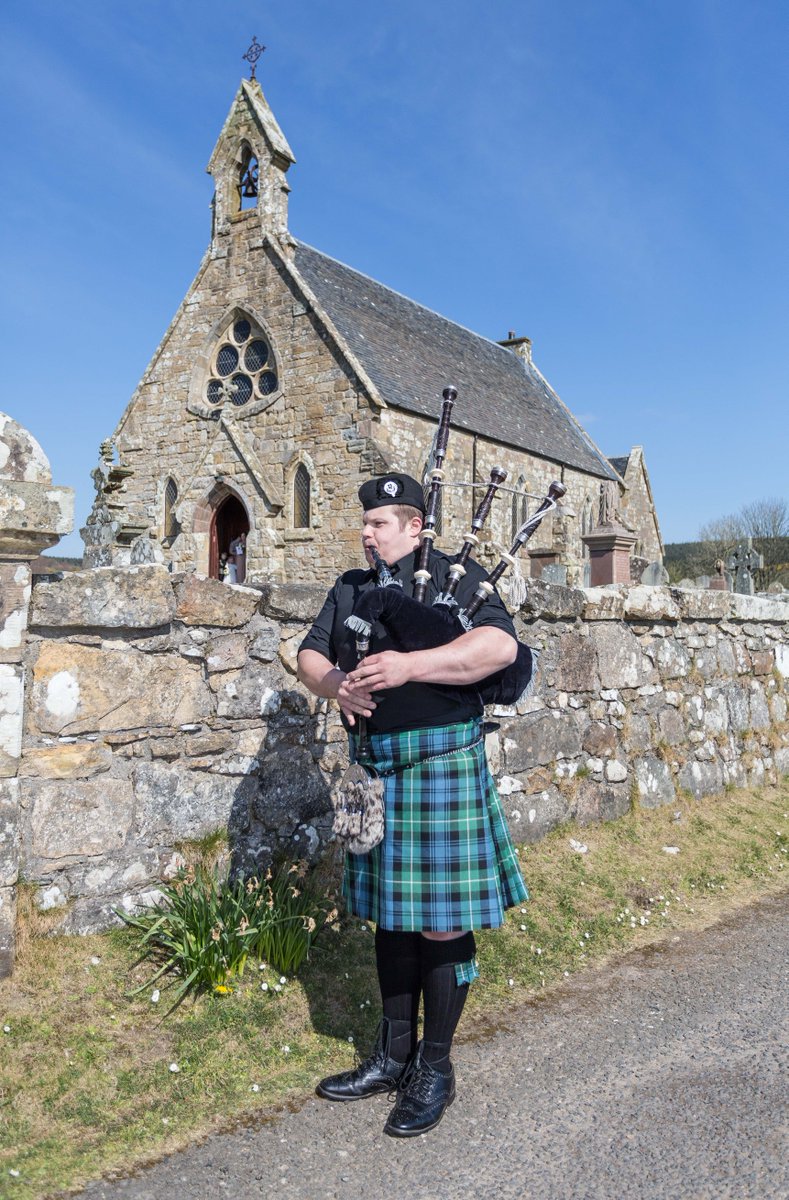 There is nothing like the sound of a #piper to herald the arrival of the bride.

#arran #isleofarran #scottishwedding #wearearran #gaywedding #weddingphotographer #weddingphotography #iloveyou   #weddings #engagement #weddingideas #scottishpiper