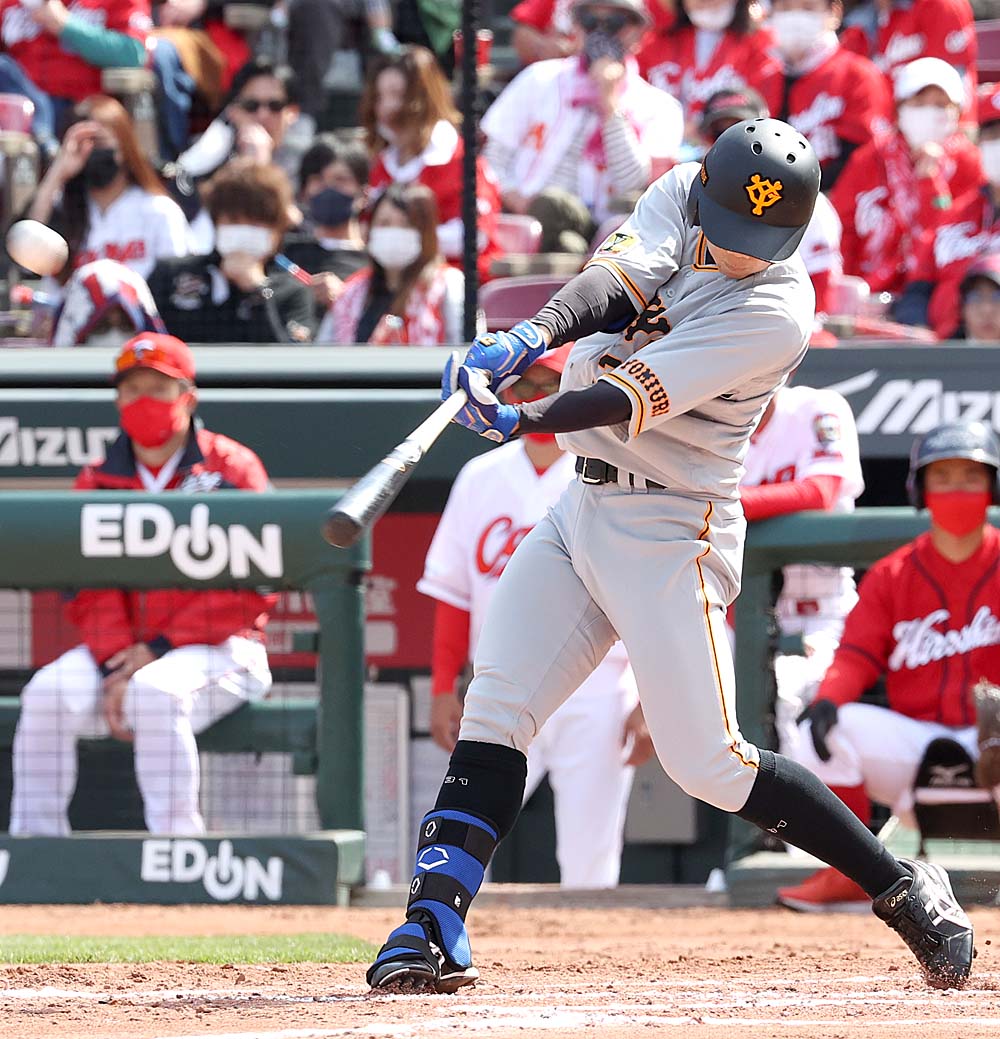 TokyoGiants's tweet photo. 【一軍】
#巨人 2-4 #広島

#松原聖弥 選手���今季1号本塁打。　

詳細は公式HPで▶️https://t.co/SwukpjVBzJ

#ともに強く #巨人 #ジャイアンツ #giants #東京 #tokyo #プロ野球 https://t.co/5YNOwZa4As