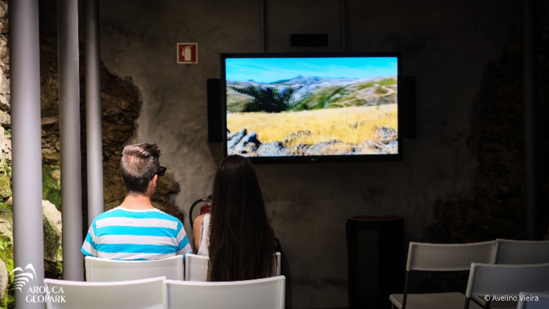 GeoparkArouca's tweet photo. Na aldeia da Castanheira, a Casa das Pedras Parideiras é porta de entrada para este enigmático fenómeno geológico. Aqui, é possível perceber o que são as "pedras que parem pedras" através de um vídeo em 3D. Já marcou a sua visita? https://t.co/f0vhv5978u