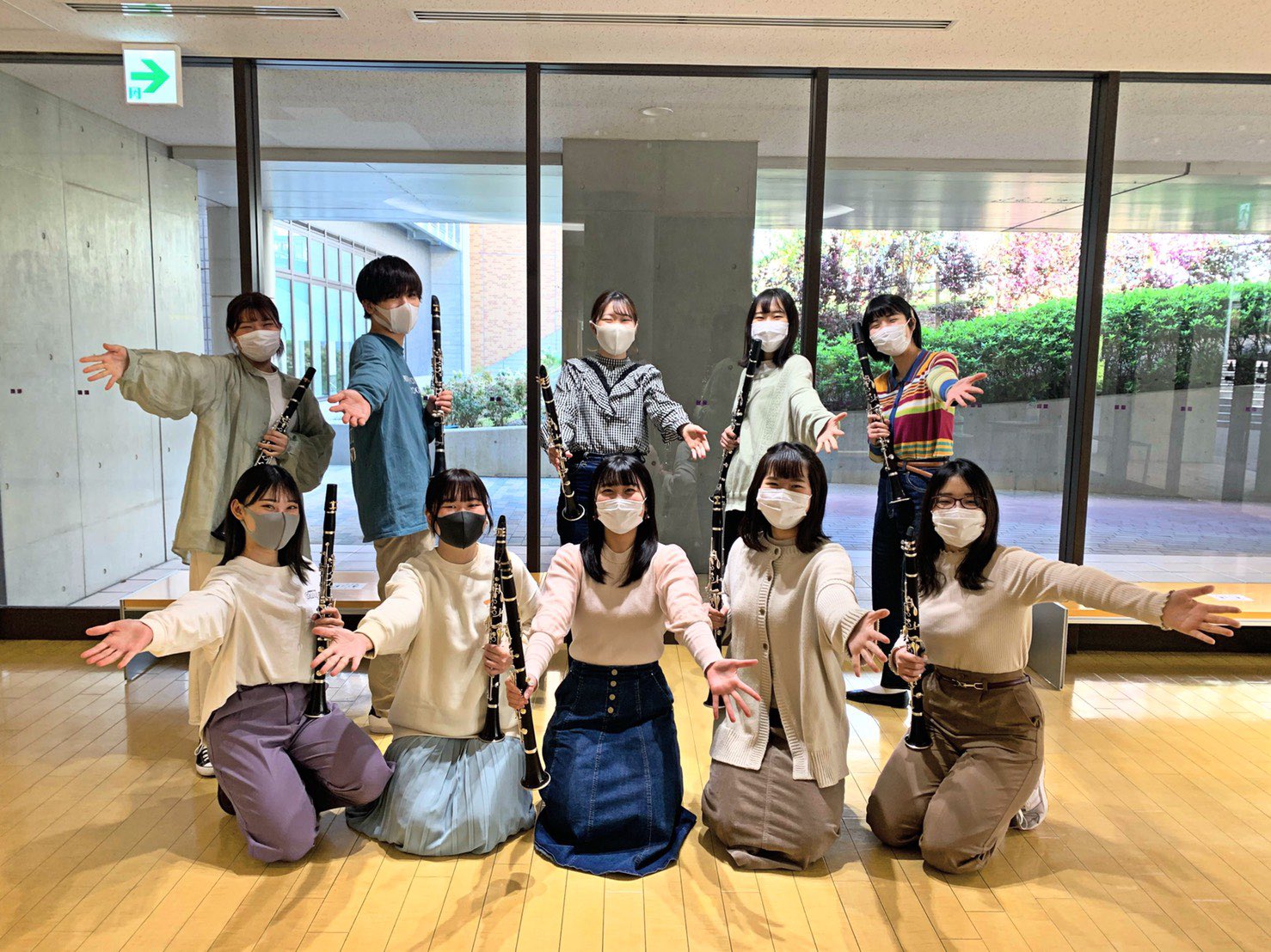京都橘大学吹奏楽部 こんにちは クラリネットパートです クラリネットは 2回生4人 3回生5人 4回生1人の 合計10人で活動しています 3回生の吉見くんが男子1人でさみしそうなので クラリネット男子大募集中です もちろん女の子も大募集中です 京都橘大学吹奏楽部 こんにちは クラリネットパートです クラリネットは 2回生4人 3回生5人 4回生1人の 合計10人で活動しています 3回生の吉見くんが男子1人でさみしそうなので クラリネット男子大募集中です もちろん女の子も大募集中です