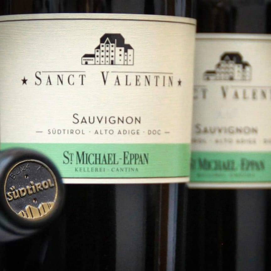 This weekend we are relaxing with one of Italy's most award winning white wines. 🥇⭐From a winery considered to be one of the best wineries in Alto Adige and Italy our long time friends at @stmichaeleppan
🇮🇹
Crisp, dense and outstanding 👌
#sauvignon #eurowines #whitewine
