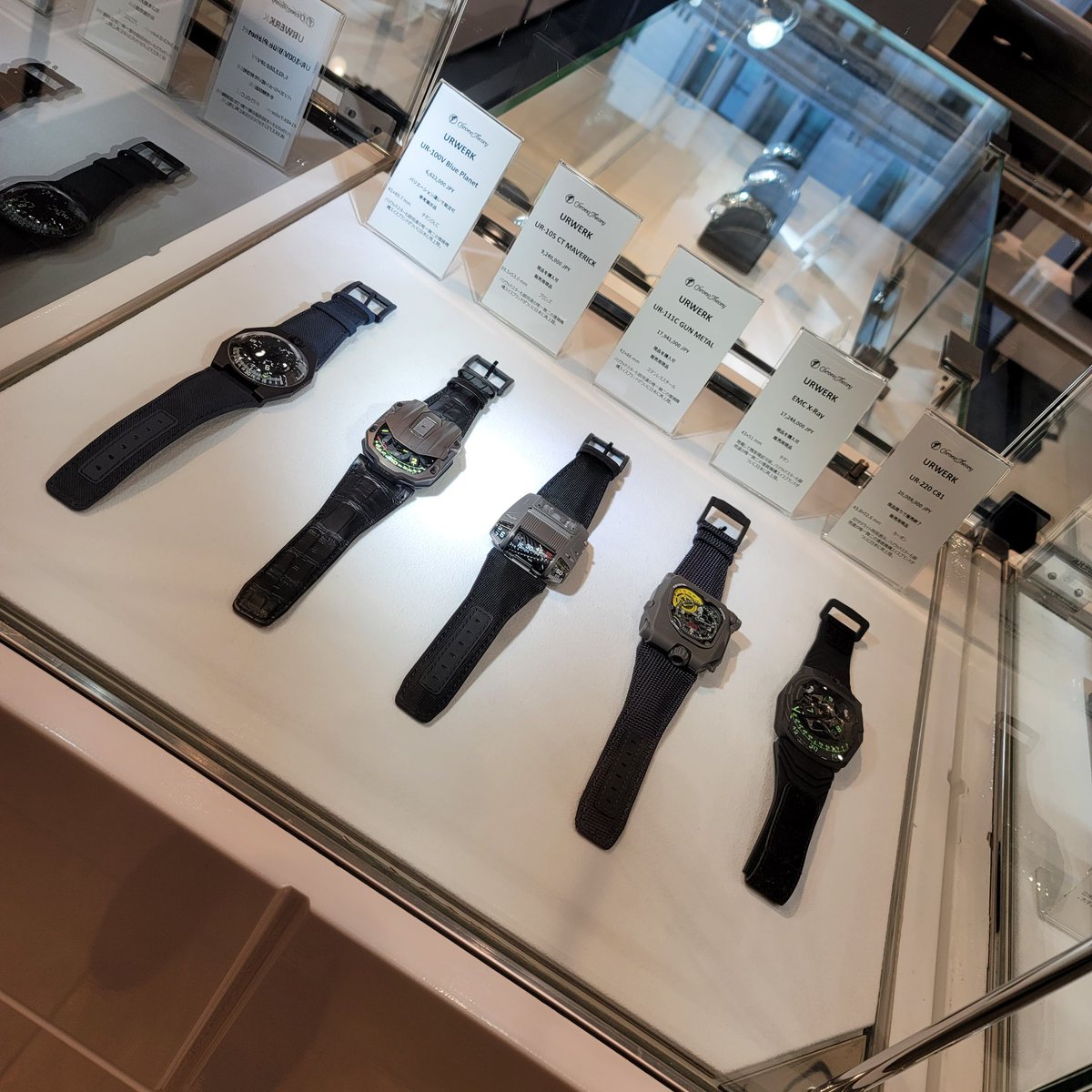 universalwatchf's tweet photo. 日本でウルベルクの腕時計が見られるのはユニバーサル・フェア・フェアだけ。5本そろって見られるのも世界ではおそらくここだけです。

#urwerk #ウルベルク @urwerkgeneve https://t.co/92SY7J8i8Y