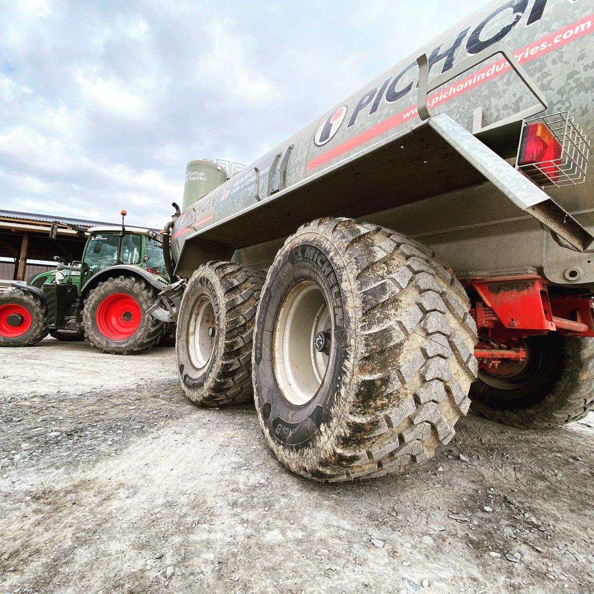 - Montés 🔨
- Testés 🏋🏼
- Approuvés ✅
Les nouveaux @michelin TrailXBib sur notre @pichon_industries 18700L 
C’est la nouvelle gamme Ultra basse-pression montée afin de recevoir le télégonflage et d’autres accessoires que je vous ai fait découvrir sur la chaîne : restons attentif