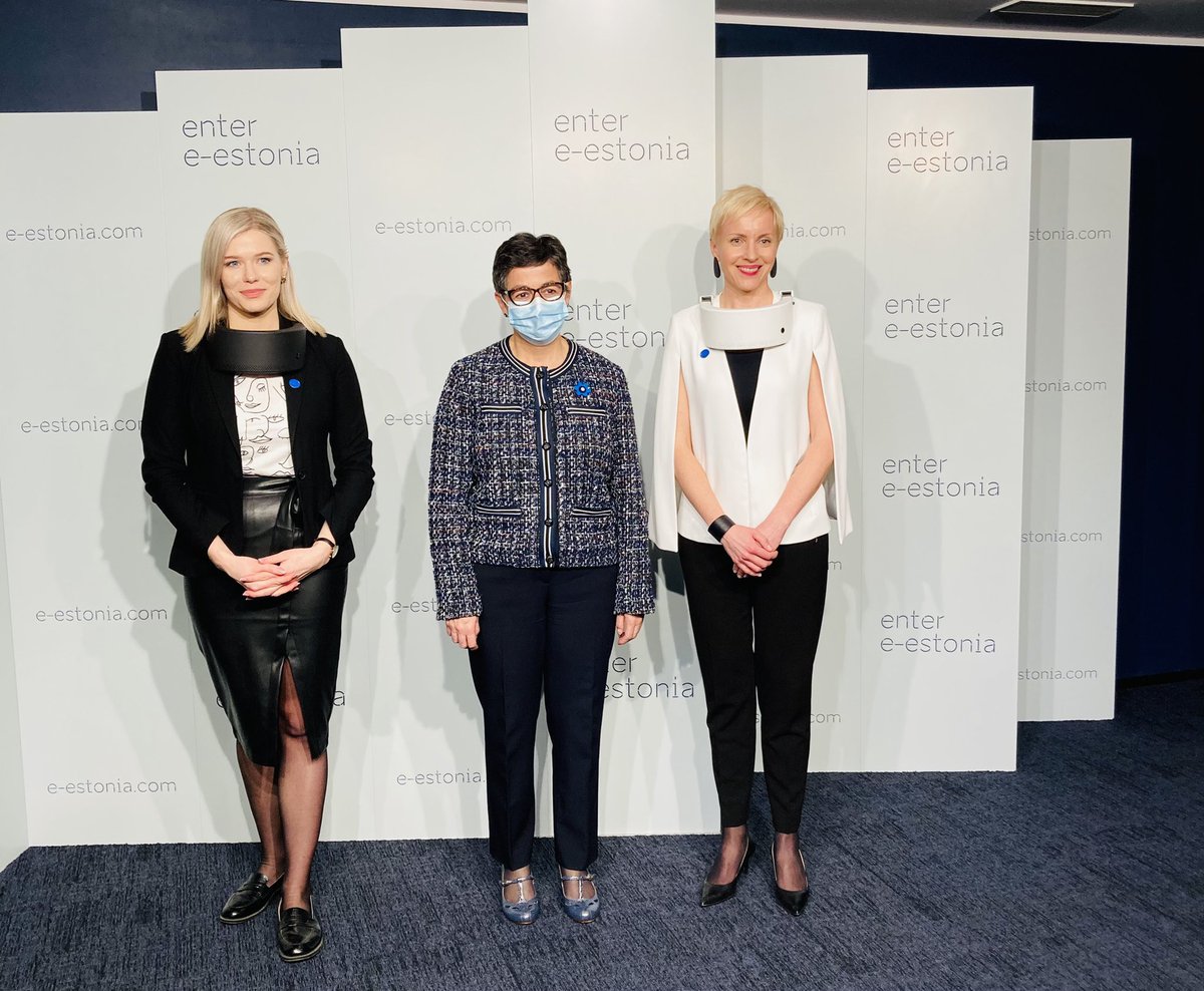 La ministra de exteriores española viaja al futuro (Estonia).

González Laya con mascarilla quirúrgica y sus anfitrionas con purificador de aire COVID19. No hubiera sido una gran ocasión para lucir/publicitar la FFP2 biodegradable CSIC? #powerdressing #escenografia #marcaEspaña
