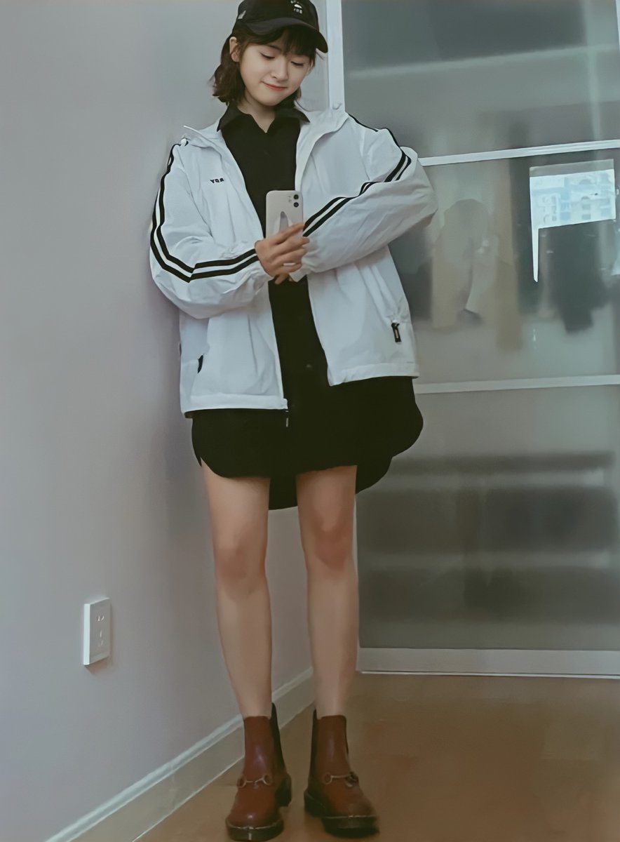 Tea_Teya_'s tweet photo. awww 月月 bought a full length mirror specifically for ootd selfies.. how cute is she? 😊 love the shirt dress-boots combo.. 🆒 as! ✨

#ShenYue xiaohongshu
#沈月 https://t.co/MUKdbUkQ15