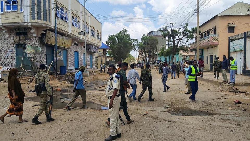 MohamedDekAbdal's tweet photo. In #Baidoa, Southwest, three people have died following a bomb blast at #Suweys restaurant. Reports indicate that #Bay Governor was at the restaurant during the blast. It's not clear whether he's safe or not. https://t.co/cqK6ddYpdm