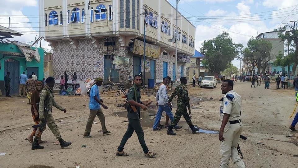 sbcsomalitv's tweet photo. In #Baidoa, Southwest, three people have died following a bomb blast at #Suweys restaurant. Reports indicate that #Bay Governor was at the restaurant during the blast. It's not clear whether he's safe or not. https://t.co/98JTFtnZw9