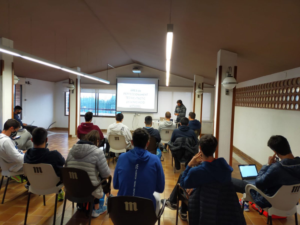 🆕 Curs de Tècnic Nivell 1

Segon cap de setmana del curs
📍<a href="/padel_park/">Padel Park Llavaneres</a> Llavaneres 

✳️ Ahir sessió online
Organització d'esdeveniments
🗣 <a href="/MarceFerrari81/">Marcela Ferrari</a> 

✳️ Avui presencial
Classes de perfeccionament
🗣 Carlos Obradors

#FormacioFCP #Pádel #Català #Esdeveniments #Esportiva