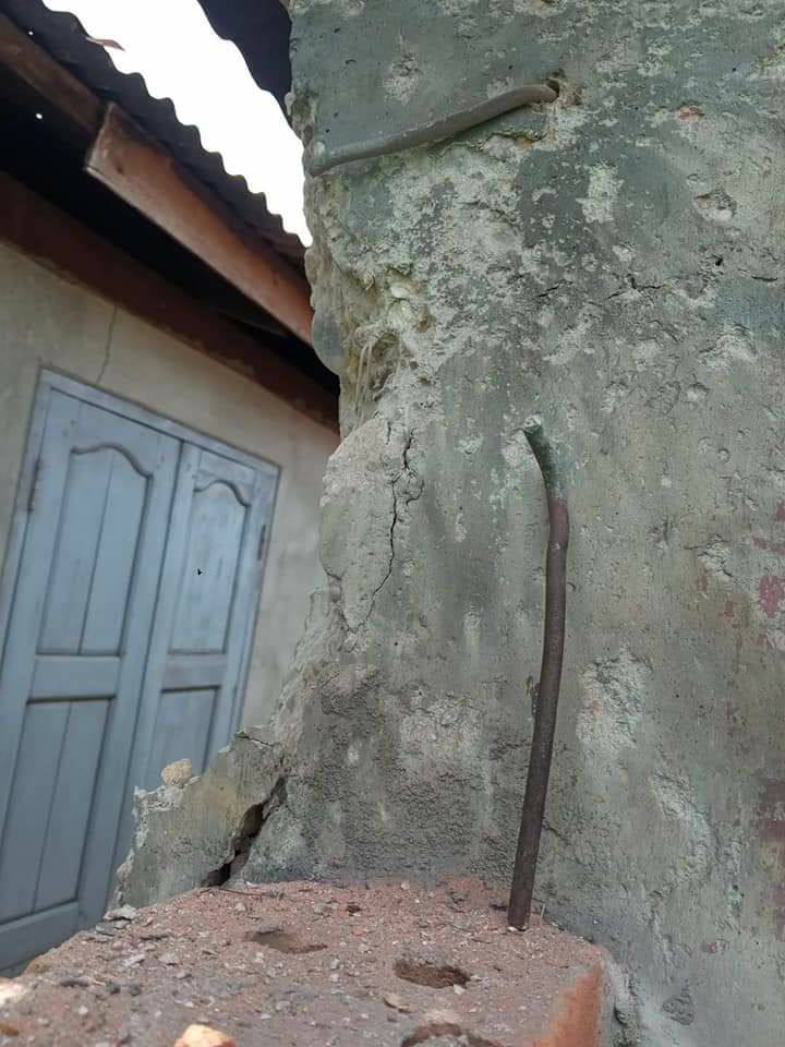 PhyoPyaePyaeZi1's tweet photo. Terrorists continuously used heavy weapons and bombs in Bago yesterday. These are some of the pieces of weapon and damages they did to a solid wall and roof.
ELECTED CRPH
#Apr10Coup 
#WhatsHappeningInMyanmar
#BagoMassacre https://t.co/H2y5EsBFF6