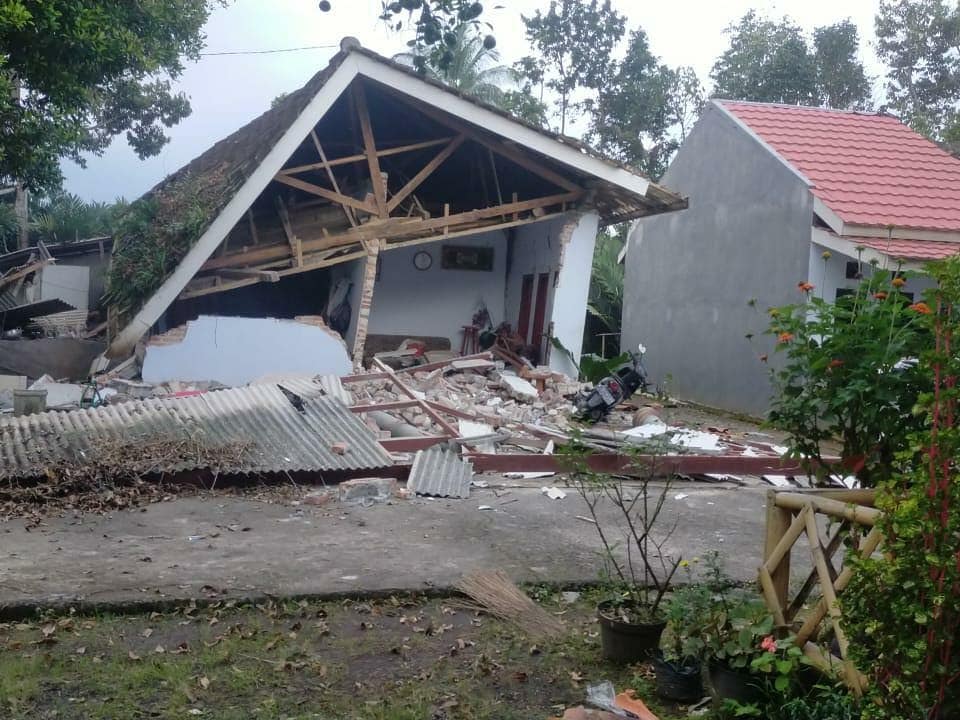 Selain pangeran philip meninggal, berita duka datang dari bencana gempa di Malang