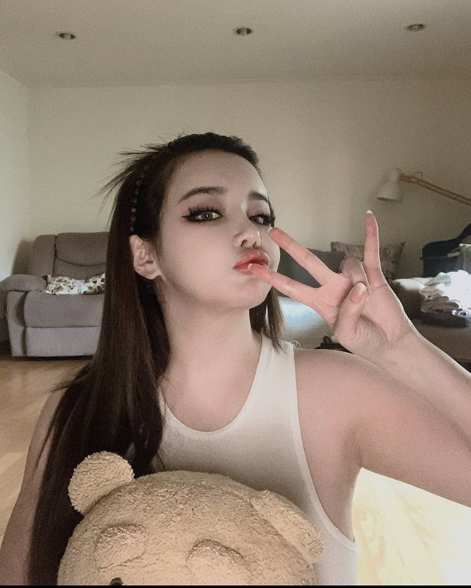 2NE1France_FR's tweet photo. 10.04.2021 | #BOMSTAGRAM
Bonjour~ C'est Bom Park, j'espère que vous aimez ma nouvelle chanson "Do Re Mi Fa Sol"
#bompark #2ne1 @dnation_official #dnation #디네이션 #박봄 #parkbom #ぼム #朴春#بارك_بوم##anh yêu em#أحبك https://t.co/O1ljSLrVO9