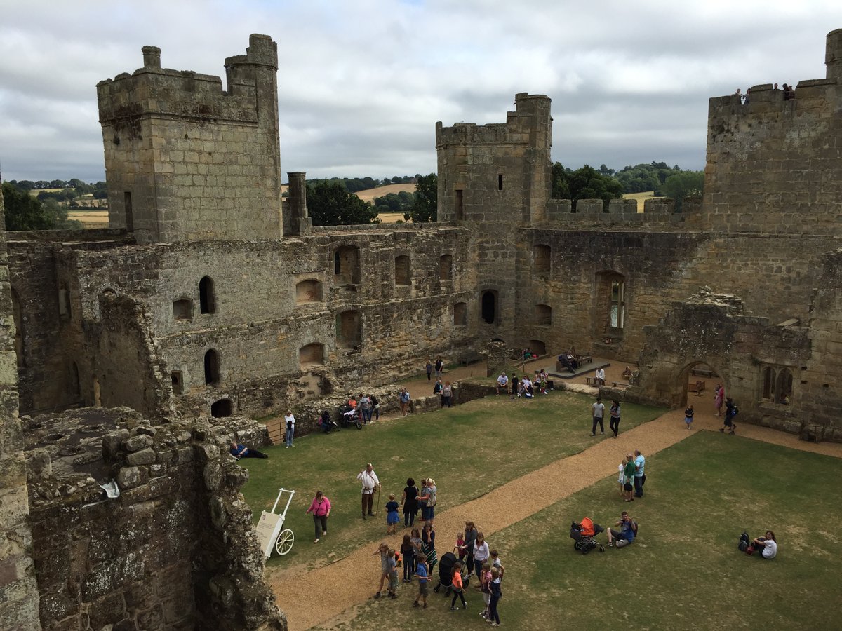 Bodiam Castle is one of my favourite places to visit in the Weald, it's just over the county border from me. It's well worth a visit, once we can all go out and about again