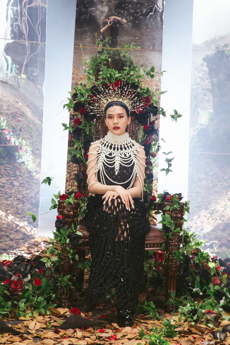 StepKK21's tweet photo. You hurt me so bad 👸🏻🦚
#NOTYOURTOY_TERRA
#TERRACOMEBACK
#TERRAGirlgroup
#2ndrentertainment https://t.co/tJzKaIawRs