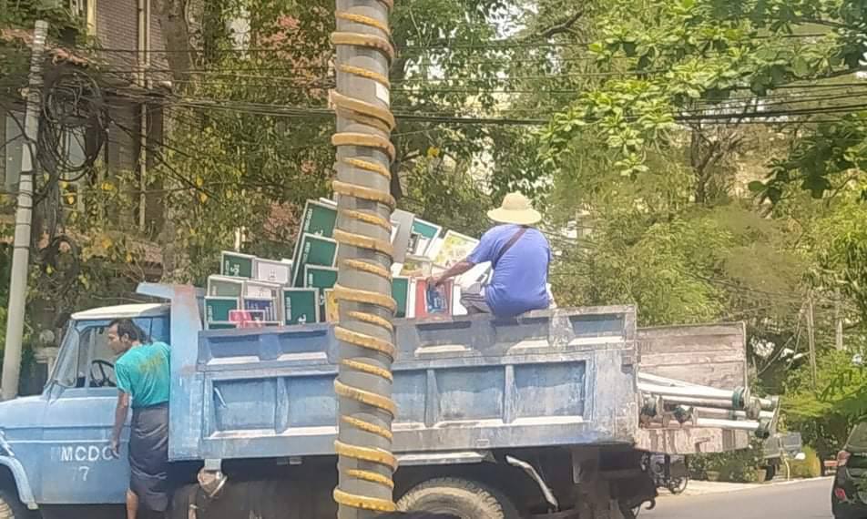 PhyoPyaePyaeZi1's tweet photo. The road number signs of Mandalay were removed by Yangon City Development Committee (YCDC) today. It's still unknown why this was ordered but one of the employees said the road numbers might have been deleted.
ELECTED CRPH
#Apr10Coup 
#WhatsHappeningInMyanmar https://t.co/fgGEH5QQUy