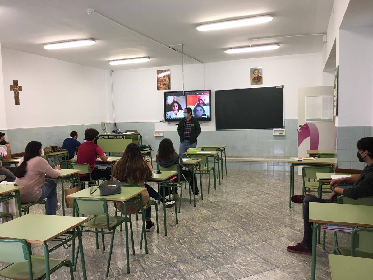 Comienza el curso de Confirmación en Maristas Badajoz. 10 chicos y chicas se preparan para recibir el sacramento el 14 de mayo. Un regalo tener al hermano Antonio Quintanal formando a nuestros jóvenes #gvxmediterranea #gvxbadajoz #sacramento #confirmacion
