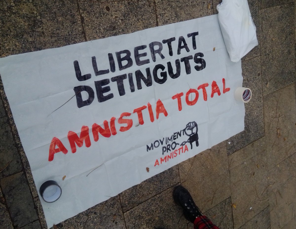Esperant als companys detinguts a la Ciutat de la Justícia. 

Apropeu-vos!