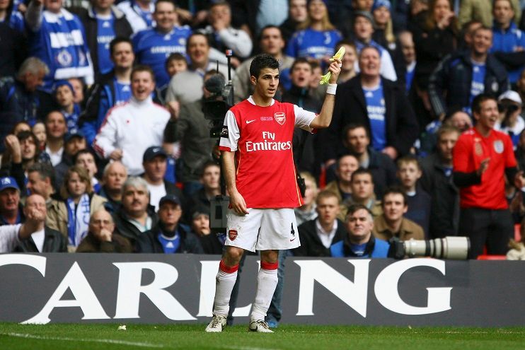 Fabregas, Chelsea taraftarının sahaya attığı kerevizi hakeme gösteriyor, 2007

Yakın bir geçmişe kadar Chelsea taraftarları maçlara kerevizle gelir, hatta sahaya bu sebzeyi fırlatırlardı.

Peki bu gelenek nereden geliyor? Bugün sizlere bu konuyu anlatmaya çalışacağım⬇️