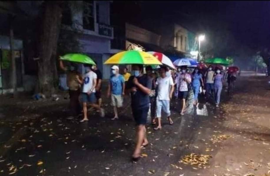 AungMyi85346853's tweet photo. Night protest in #MonYwar yesterday (9/04) during the heavy rain. #WhatsHappeningInMyanmar https://t.co/11WGOX488T