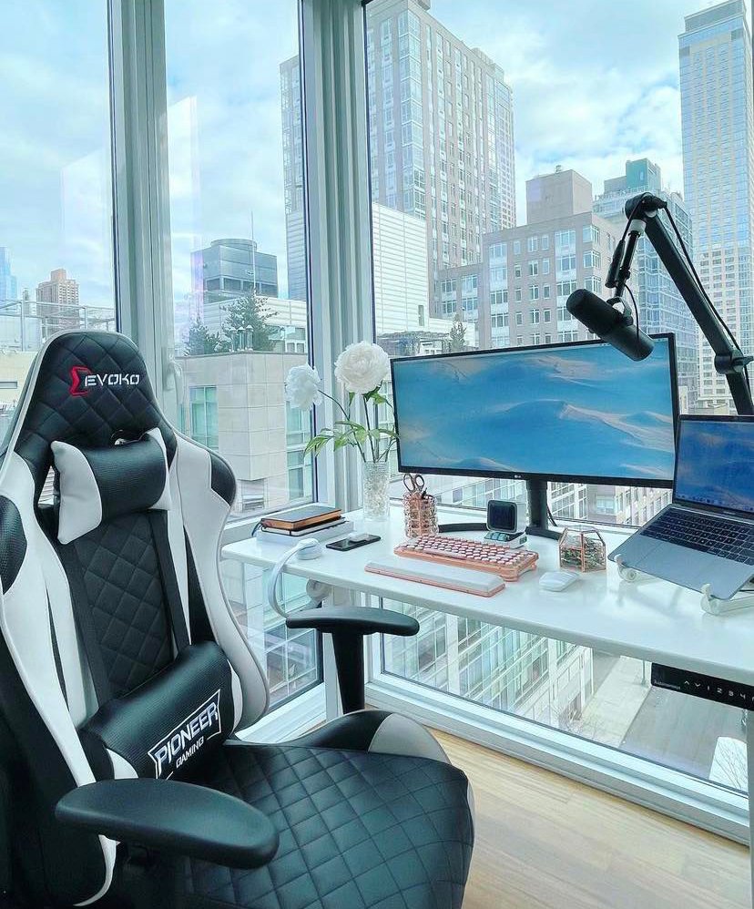 SimpleWfh's tweet photo. Love your home office set up, nice office view you got there!🧡 @lindavivah 

#homeoffice #workingfromhome #simplewfh https://t.co/clmhxtCLeI