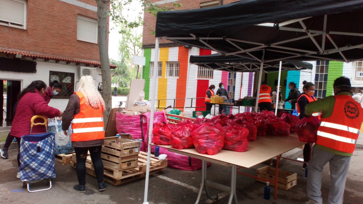AVA_Aluche's tweet photo. ¿Cuánto más tiene que llover para que quienes administran nuestros impuestos quieran saber de la situación de hambre d tantas familias madrileñas?

Gracias a las donaciones d miles de personas seguimos las #DespensasSolidarias facilitando alimentos a quienes ahora no tienen nada https://t.co/VfemVCIf2m