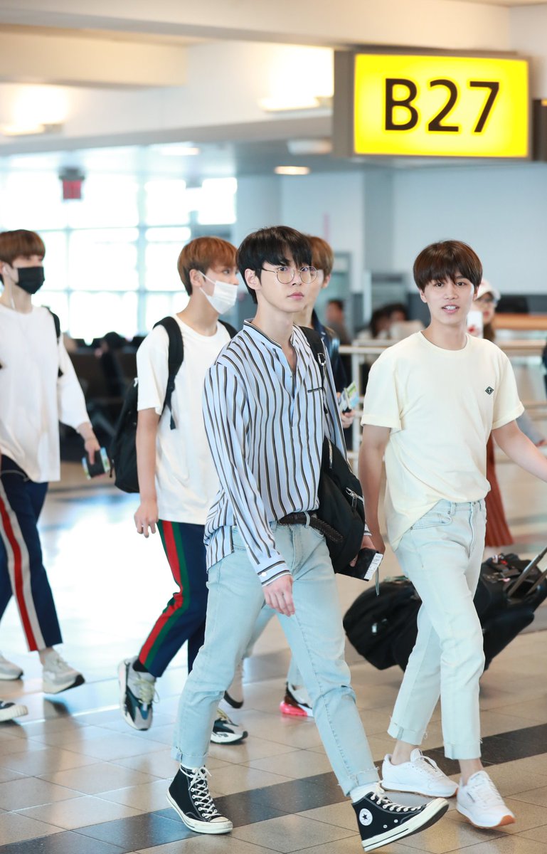 His blue jeans 

#도영 #DOYOUNG