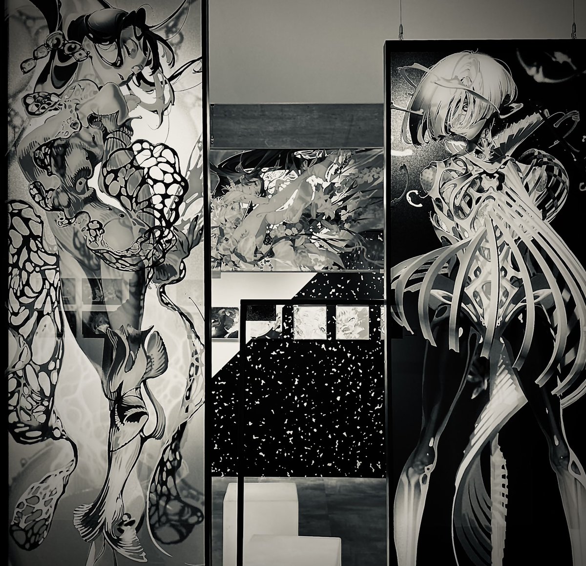 米山舞さんの個展「EGO」に行って参りました…凄かった…
圧倒的な存在感のイラストは言わずもがなですが、支持体やインクの質感、展示方法の工夫が巧みで見応えしかなかったです
キラキラです
グッズもド可愛いです
生で観れて良かった…