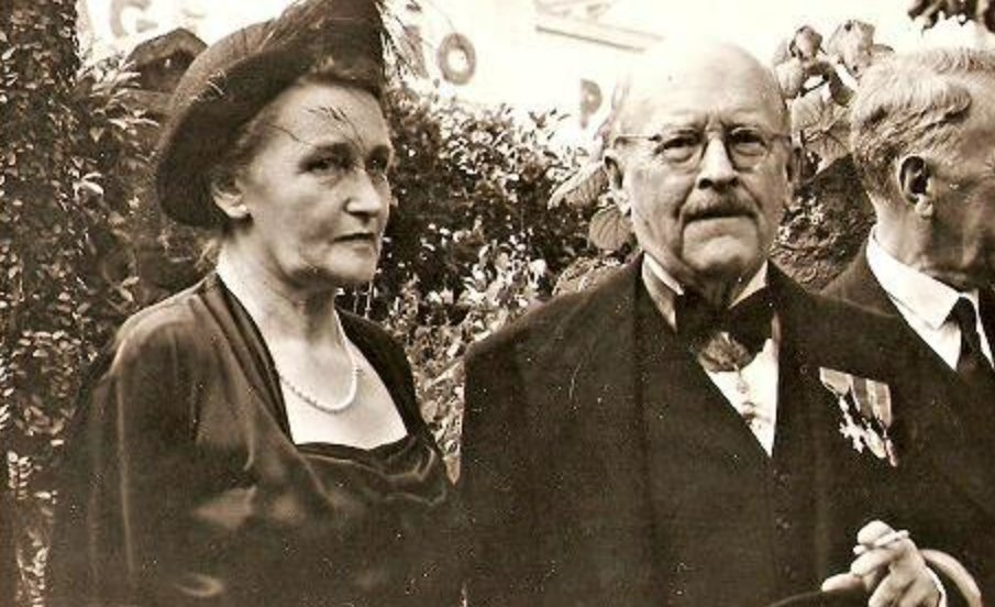 Right. A thread on another ordinary person who did extraordinary things.This is Robert Smallbones, career civil servant and diplomat, and his wife Inga.Between November 1938 and the outbreak of WW2, they helped OVER FORTY THOUSAND Jews escape the Nazis and get to Britain. /1