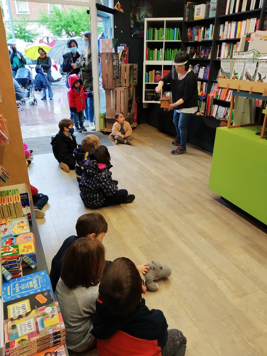 FONTMIMIR's tweet photo. La pluja no atura els contes! 
#llegintalafontdemimir #contesirondalles #contesalcarrer #petitmimir #contes #fembarri #umpalumpaprojectesculturals @IsabeldlRio @bcnliteratura @bcncultura
https://t.co/ND03bMHd4n https://t.co/0N4aSII8m5