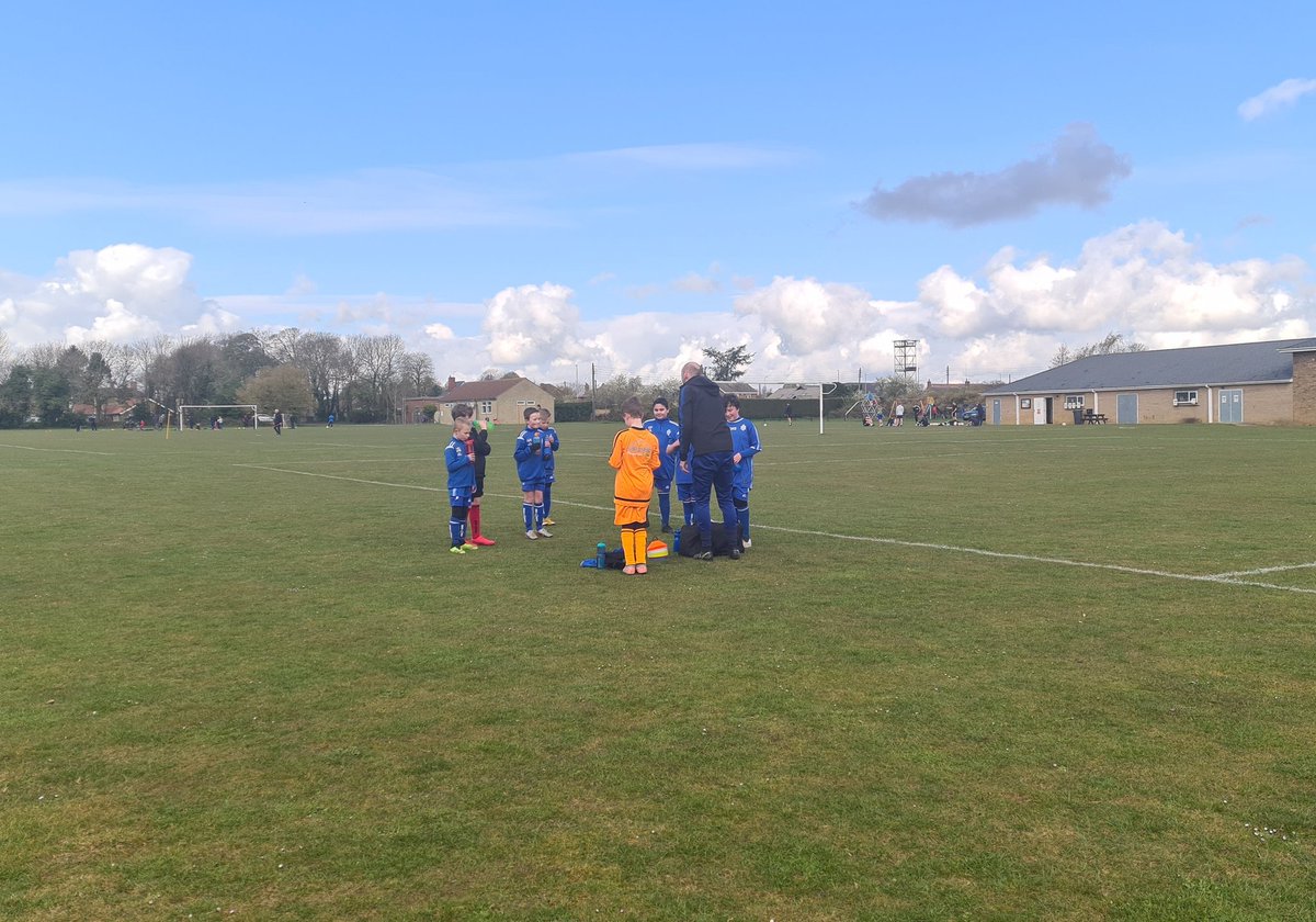 LowlandsVulcans's tweet photo. The boys are back at training 🎉🎉🎉 
It's great to see such a fantastic group back together again 🔵⚪🔵⚪⚽️
#teamvulcans #footballfamily #letthefunbegin https://t.co/BjWeae2sHC
