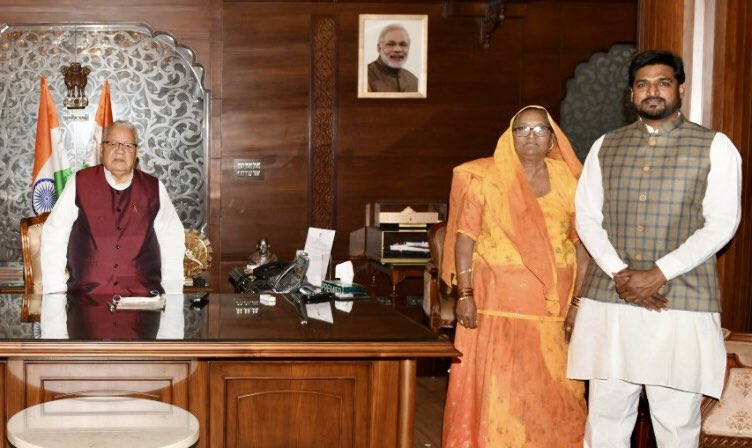 BatoolBegam's tweet photo. राजस्थान के राज्यपाल महामहिम कलराज मिश्र जी से शिष्टाचार भेंट।
राजस्थानी कला और संगीत में आपकी रुचि तथा महिला सशक्तिकरण के लिए आपके विचार जानकर बहुत प्रसन्नता हुई।
आपके अमूल्य समय के लिए हार्दिक धन्यवाद 🙏🏽
#GovernorOfRajasthan #BegamBatool #BatoolBegam #BhajanByBegamBatool https://t.co/DpX2AU6Ab2