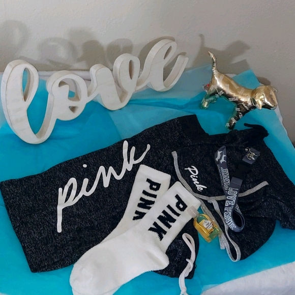 Marcymacbride's tweet photo. So good I had to share! Check out all the items I'm loving on @Poshmarkapp from @PamSteenland @SarahCebula #poshmark #fashion #style #shopmycloset #crocs #connectedapparel #pinkvictoriassecret: https://t.co/aolEoBh16L https://t.co/b6ApEl3GiX