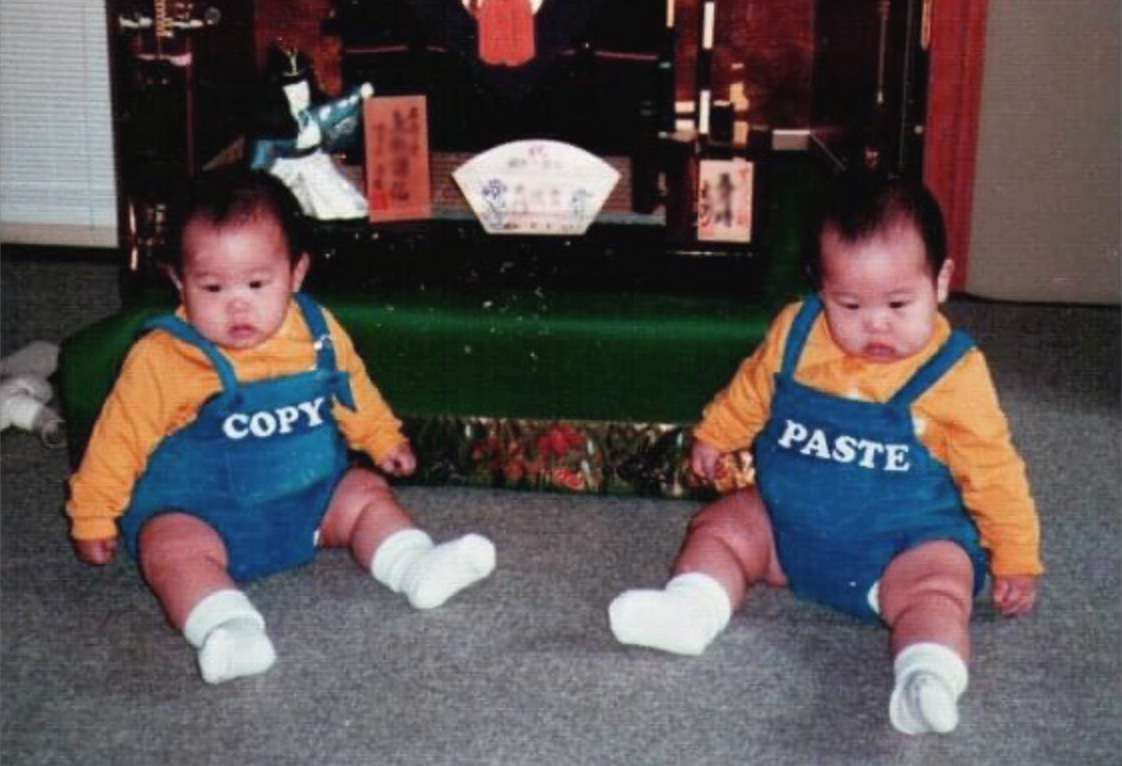 お父さんから送られてきた子供の頃の写真 双子の服がコピー ペースト 話題の画像プラス お父さんから送られてきた子供の頃の写真 双子の服がコピー ペースト 話題の画像プラス
