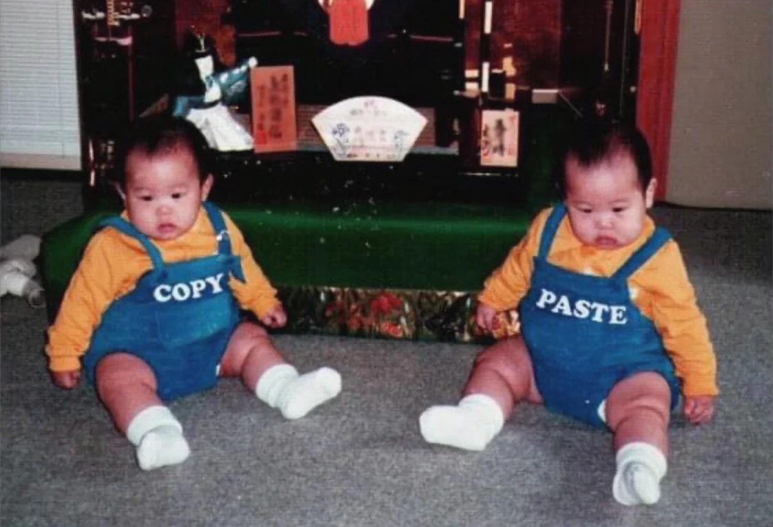 お父さんから送られてきた子供の頃の写真！双子の服がコピー＆ペースト！！