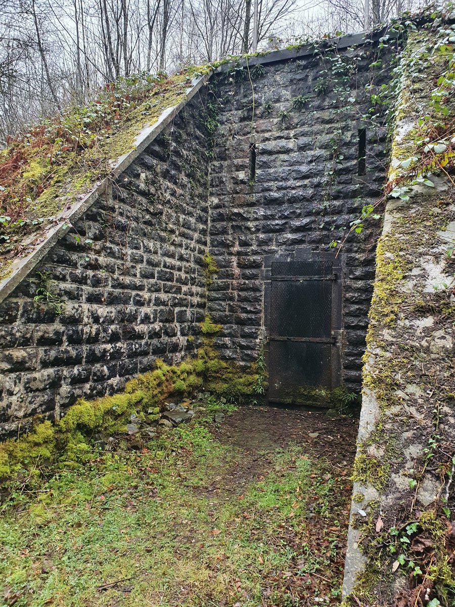 Une autre porte, aux pieds de la colline. Celle-ci est une entrée de carrière fermée pour cause de sécurité.