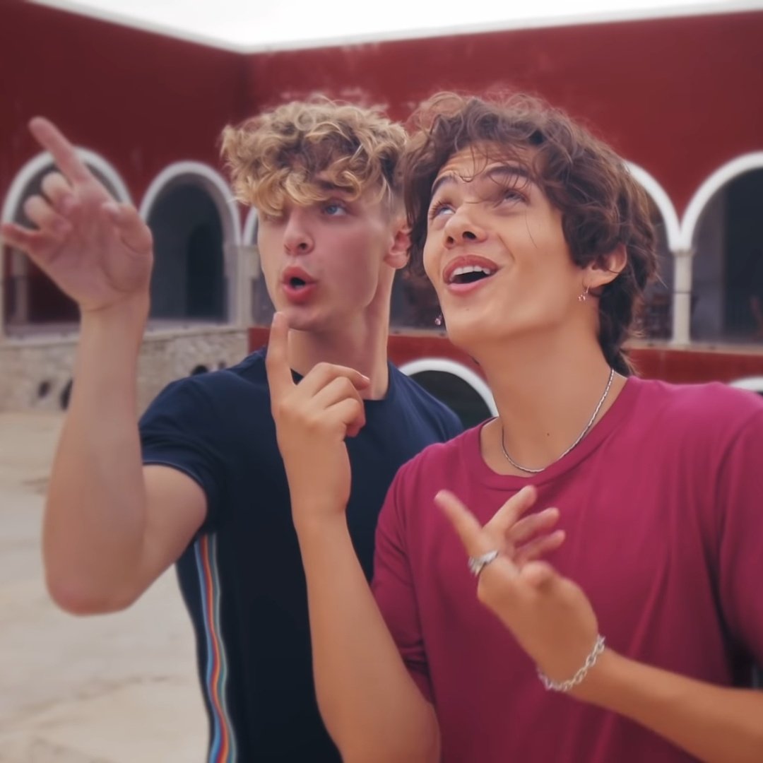 _diletti's tweet image. agora todo os clipe tem uma cena de nosh, continua now united que eu tô amando #NowUnitedFiesta