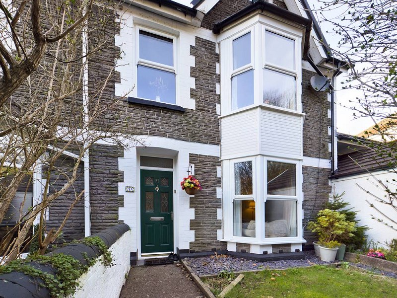3 bed House - Merthyr Road 1 bath #RhonddaCynonTaf. #Pontypridd £215,000 ap53.co/NkVFdHu