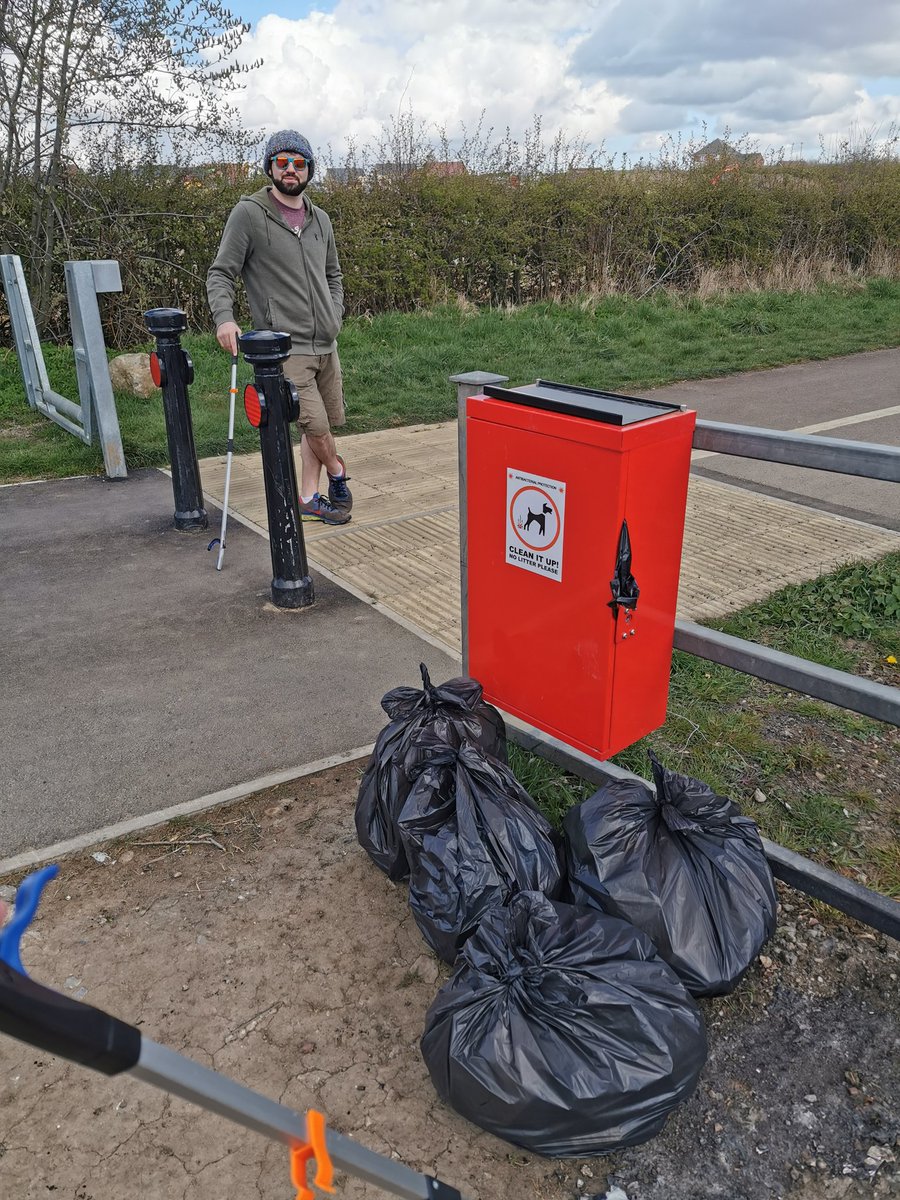 Excellent day for litter picking as part of the @sascampaigns #MillionMileClean campaign 🌱. It was very satisfying and took over an hour to walk less than 1km picking up litter, the most common being dog poop bags 👎💩