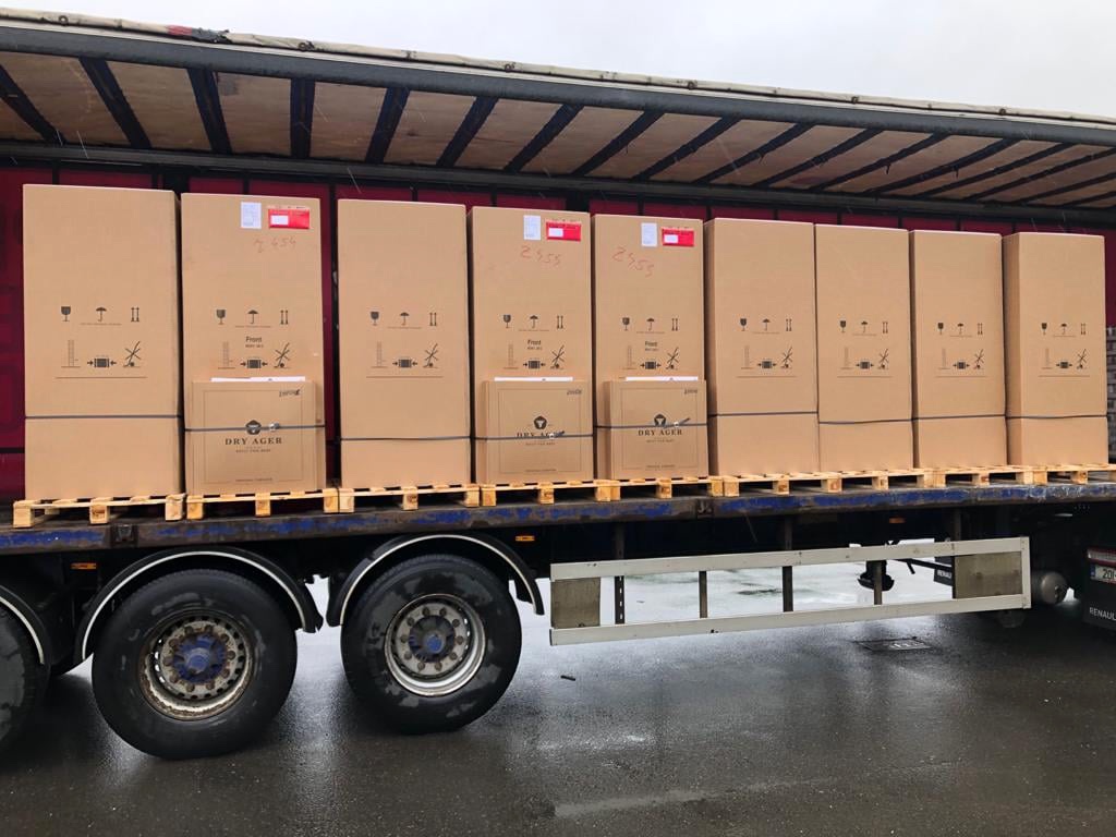 DON'T WORRY 
_
The DRY AGER units are on the way... 🏎💨
Who wants the truck to stop at their own house? 😂☝️

#dryager #dryaged #dryaging #dryagerlove #dryagerfamily