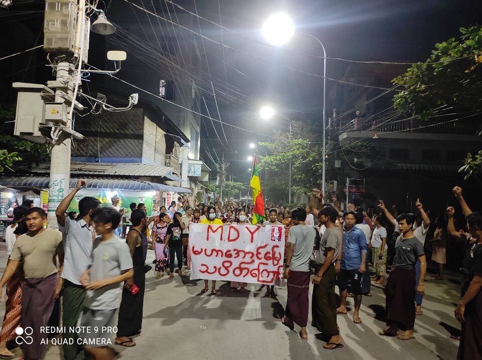 Mandalay MahaAungMyay's night strike. Civilians are out on street protesting against dictatorship. The harder they suppress, the stronger we revolt.

ELECTED CRPH
#Apr10Coup
#WhatsHappeningInMyanmar
#IssueInterimConstitution